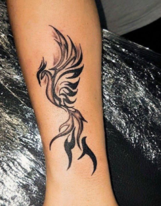Hình xăm phượng hoàng phong cách blackwork trên cánh tay, độ chi tiết cao, ảnh HD.