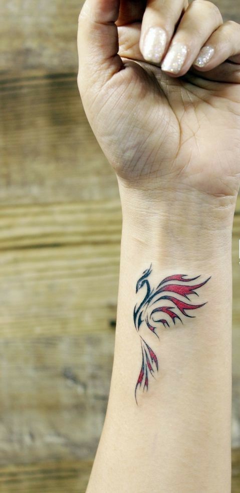 Hình xăm phượng hoàng mini trên cổ tay, phong cách màu nước, ảnh chi tiết cao, độ phân giải HD.