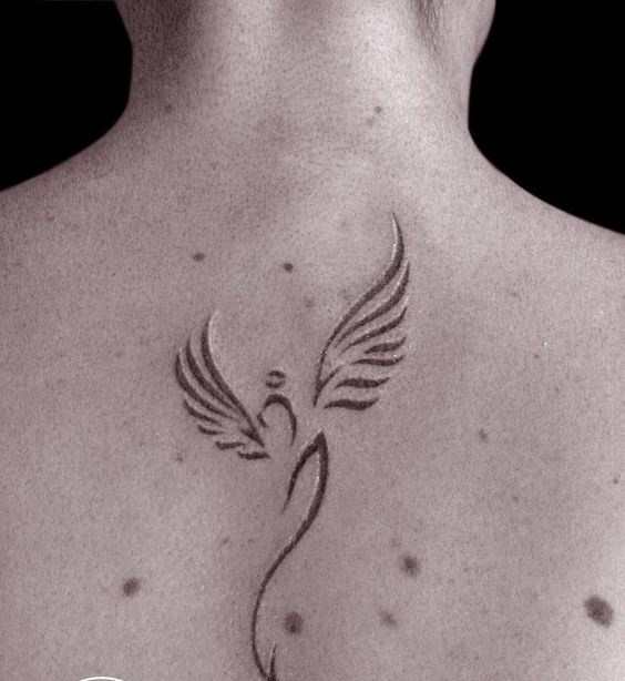 Hình xăm thiên thần tối giản trên lưng, phong cách blackwork, ảnh độ phân giải cao.