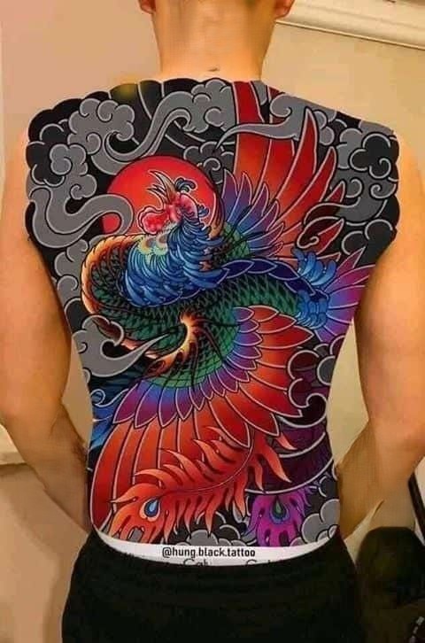 Hình xăm phượng hoàng màu sắc rực rỡ trên lưng, phong cách cổ điển, chi tiết cao, độ phân giải HD.