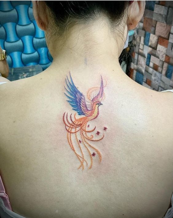 Hình xăm phượng hoàng màu nước trên lưng, phong cách tinh tế, độ phân giải HD.