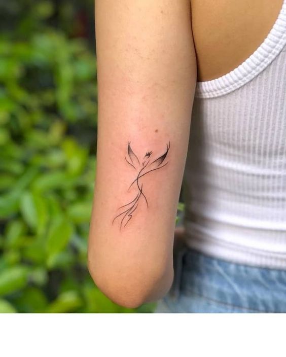 Hình xăm phượng hoàng tối giản ở cánh tay, phong cách blackwork, ảnh chất lượng HD.