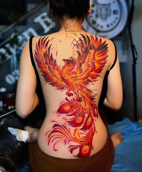 Hình xăm phượng hoàng màu sắc rực rỡ trên lưng, phong cách cổ điển, chi tiết cao, ảnh HD.