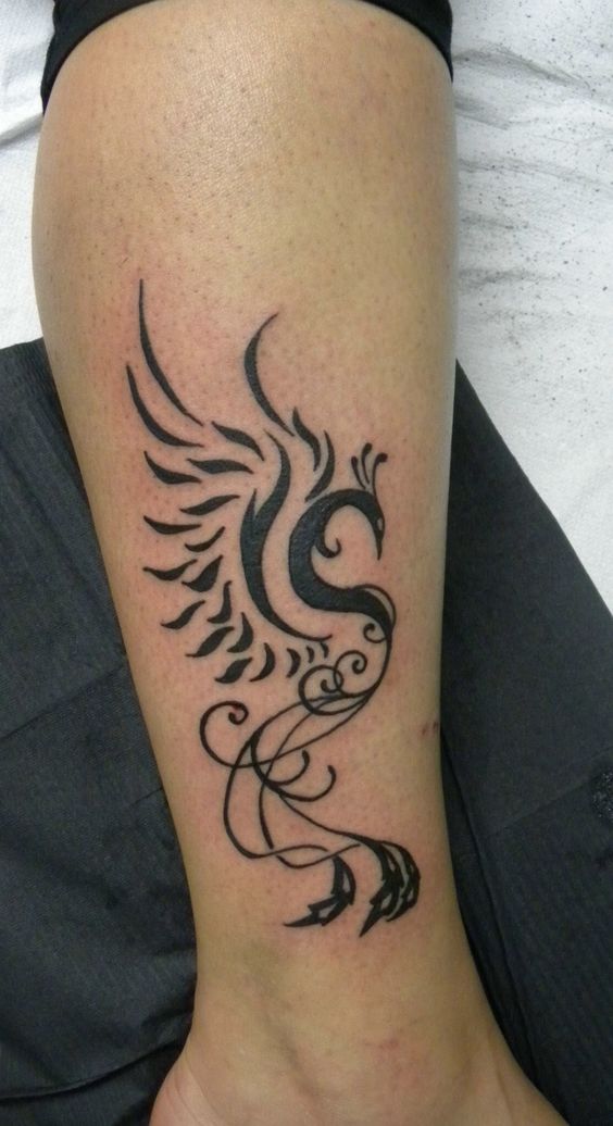 Hình xăm phượng hoàng blackwork trên chân, chi tiết tinh tế, độ phân giải HD.