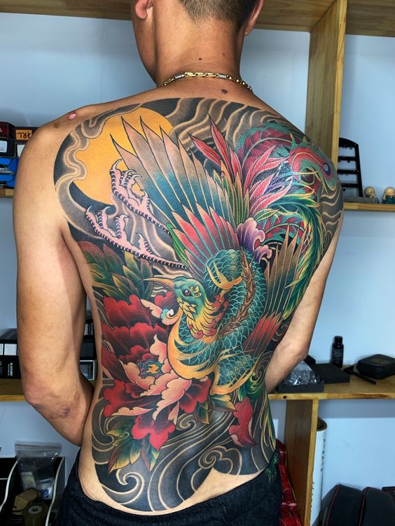 Hình xăm phượng hoàng màu sắc trên lưng, phong cách cổ điển, chi tiết cao, độ phân giải HD.