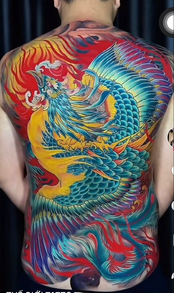 Hình xăm phượng hoàng đầy màu sắc trên lưng, phong cách cổ điển, chi tiết cao, độ phân giải HD.