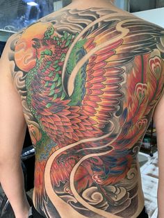 Hình xăm phượng hoàng màu sắc nổi bật trên lưng, phong cách truyền thống, độ chi tiết cao, ảnh HD.