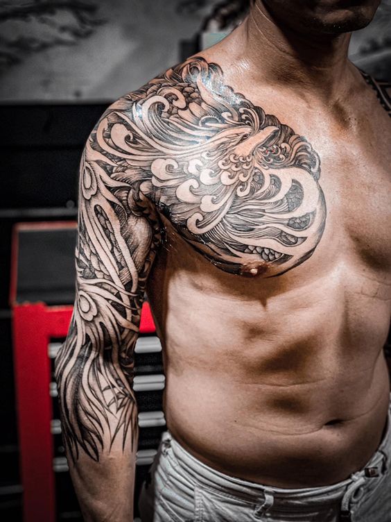 Hình xăm phượng hoàng vắt qua vai và kín tay Hình xăm rồng blackwork trên tay và ngực, phong cách chi tiết cao, độ phân giải HD.