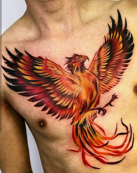 Hình xăm phượng hoàng vươn cánh tại trung tâm ngực Hình xăm phượng hoàng màu sắc trên ngực, phong cách cổ điển, chi tiết rõ nét, độ phân giải HD.