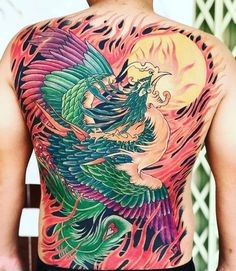 Hình xăm phượng hoàng màu sắc rực rỡ trên lưng, phong cách cổ điển, chi tiết cao, độ phân giải HD.