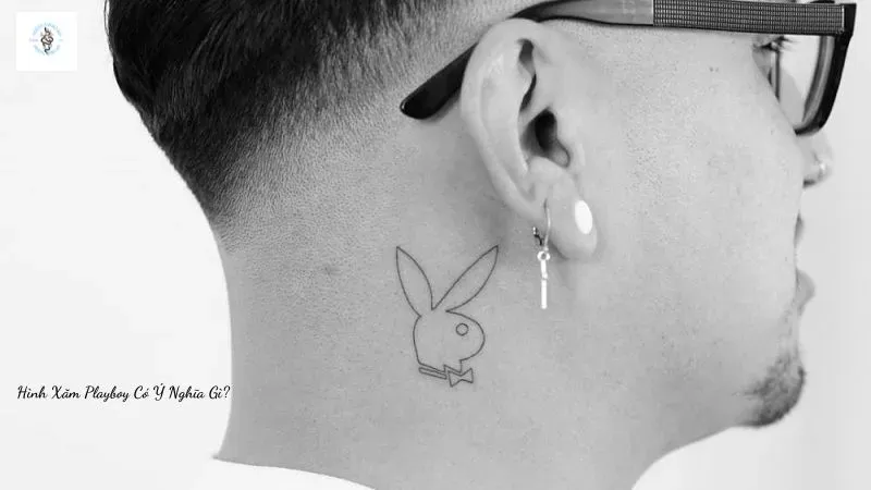 Hình xăm thỏ mini sau tai, phong cách blackwork, ảnh HD chi tiết rõ nét.