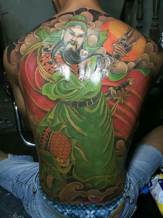 hình xăm Quan Vân Trường kín lưng cho khách Hình xăm samurai màu sắc chi tiết trên lưng, phong cách truyền thống, độ phân giải HD.