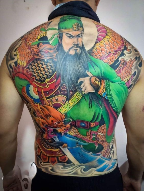 Hình xăm Quan Vũ cầm đao kín lưng Hình xăm chiến binh cổ điển trên lưng, phong cách màu sắc chi tiết, độ phân giải HD.