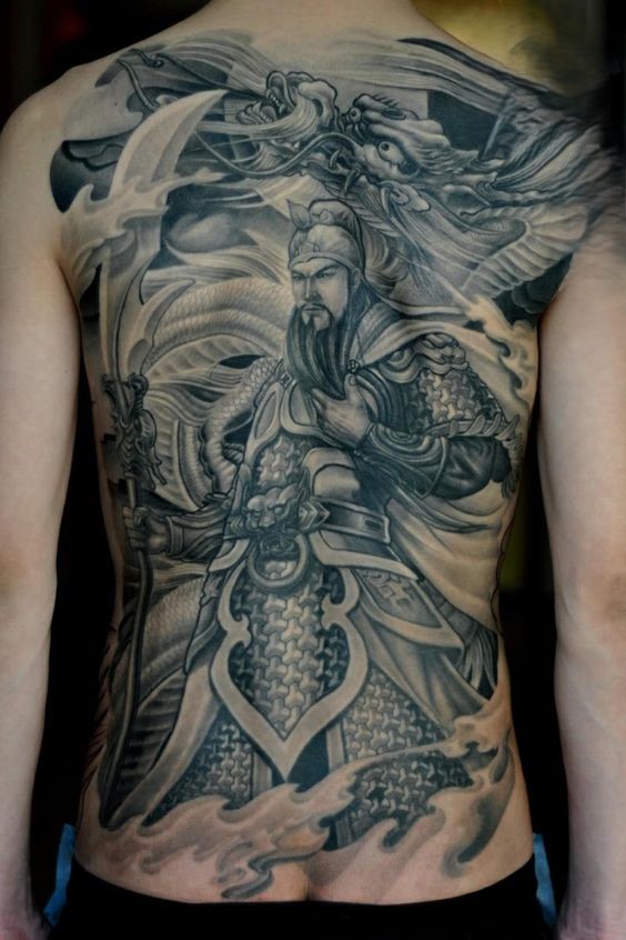 Hình xăm Quan Vũ cùng rồng đơn sắc kín lưng Hình xăm chiến binh trên lưng phong cách blackwork chi tiết, độ phân giải HD.