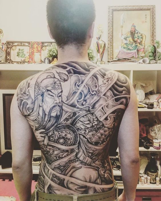 Hình xăm Quan Vũ đơn sắc kín lưng Hình xăm chiến binh cổ điển, full lưng, phong cách blackwork chi tiết. Ảnh độ phân giải HD.