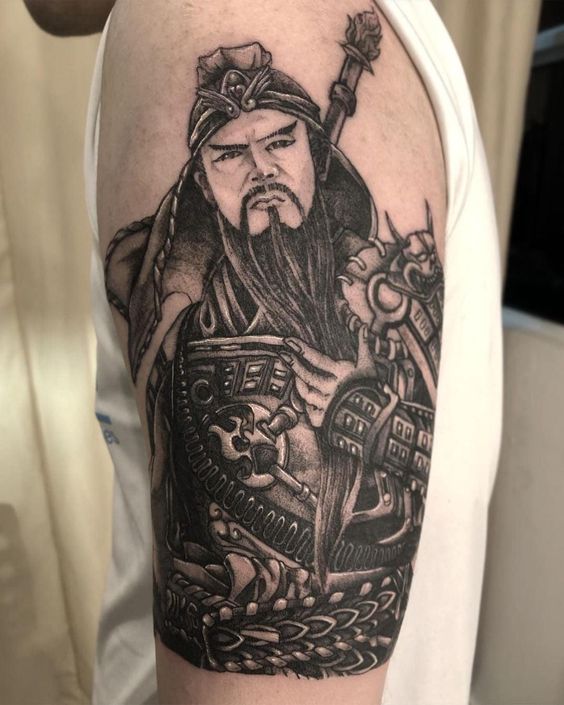 Hình xăm đơn sắc Quan Vũ ở bắp tay Hình xăm chiến binh ở bắp tay, phong cách blackwork chi tiết, độ phân giải HD.