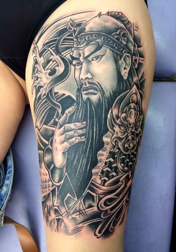 Hình xăm Quan Vũ đơn sắc ở đùi Hình xăm chiến binh cổ điển trên đùi, phong cách blackwork, chi tiết, độ phân giải HD.