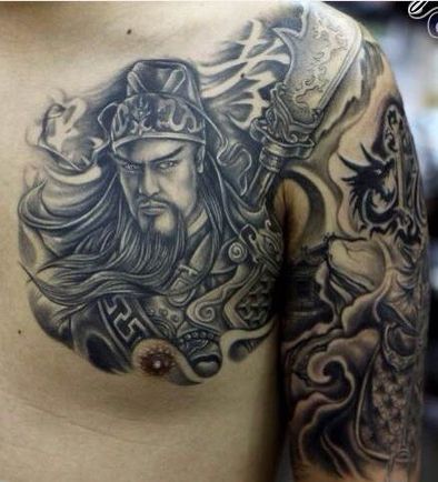Hình xăm Quan Vũ đơn sắc vắt vai Hình xăm võ tướng phong cách blackwork trên ngực, chi tiết phức tạp, độ phân giải HD.
