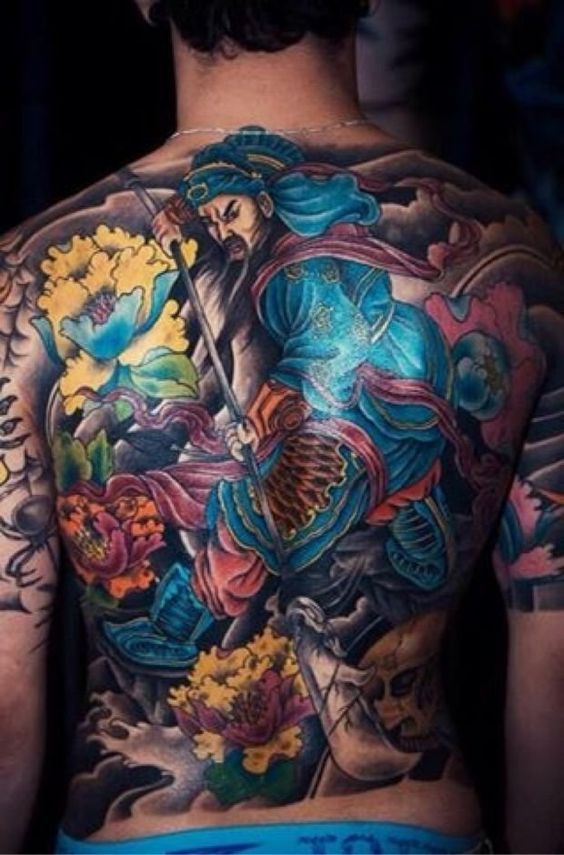 hình xăm Quan Vũ kết hợp hoa mẫu đơn kín lưng Hình xăm chiến binh và hoa trên lưng, phong cách cổ điển, màu sắc chi tiết, độ phân giải HD.