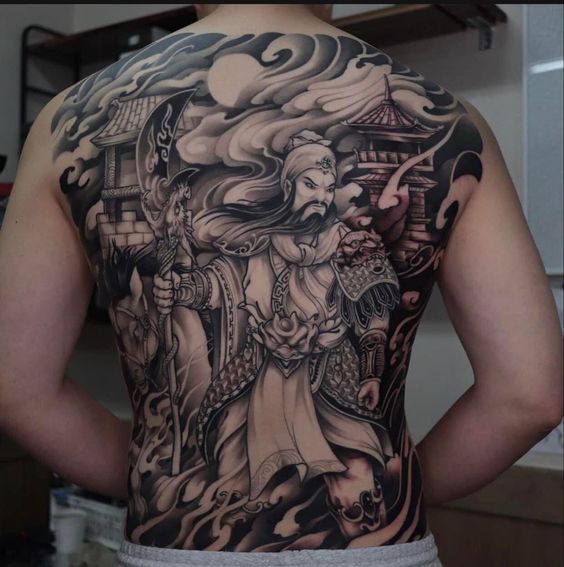 Hình xăm Quan Vũ cực chất kín lưng Hình xăm lưng chiến binh cổ đại, phong cách blackwork chi tiết, sắc nét, độ phân giải HD.