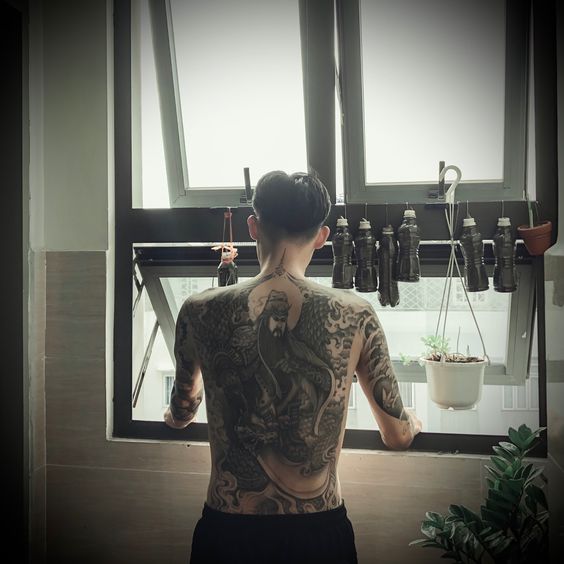 Hình xăm Quan Vũ kín lưng đơn sắc của anh khách Hình xăm samurai cổ điển trên lưng, chi tiết, phong cách blackwork, ảnh HD.