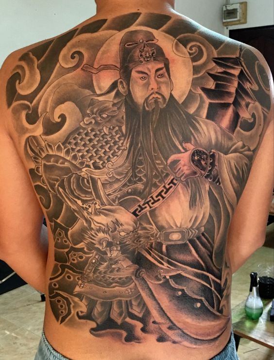 hình xăm Quan Vũ kín lưng đơn sắc thể hiện cá tính Hình xăm samurai trên lưng phong cách blackwork chi tiết cao, độ phân giải HD.