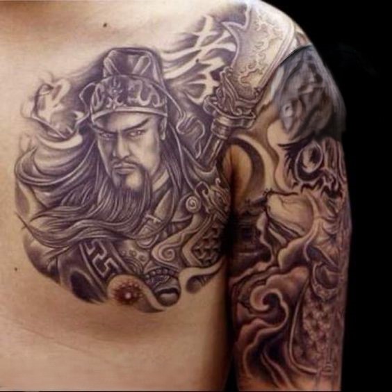 Hình xăm Quan Vũ tại ngực của khách Hình xăm chiến binh trên vai và ngực, phong cách blackwork chi tiết, độ phân giải HD.
