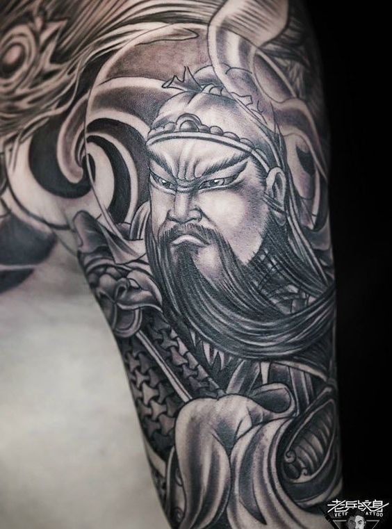 Hình xăm Quan Vũ ở tay cực nét Hình xăm tướng quân cổ điển trên cánh tay, phong cách blackwork chi tiết, ảnh độ phân giải HD.