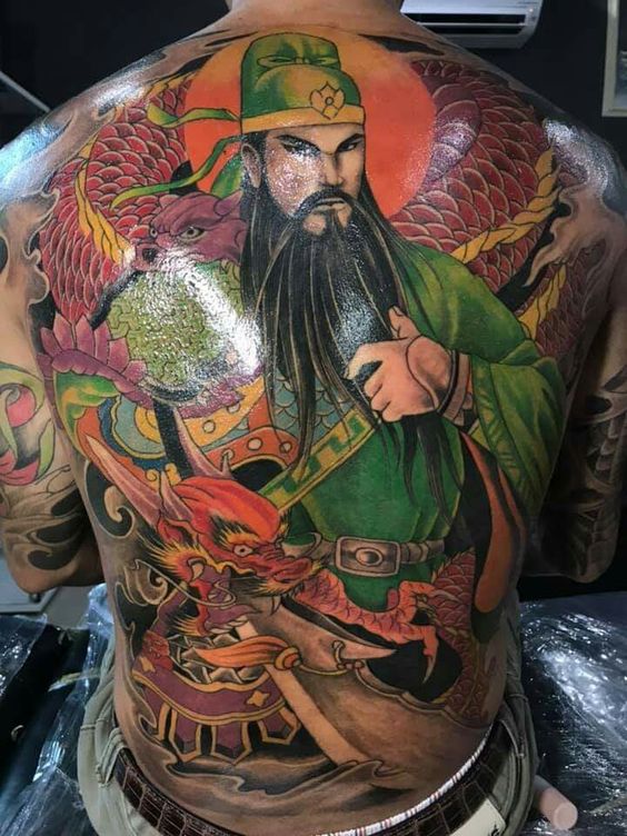 Hình xăm Quan Vũ tay cầm Yển Nguyệt Đao kín lưng Hình xăm samurai và rồng đầy màu sắc trên lưng, phong cách cổ điển, độ chi tiết cao, ảnh HD.