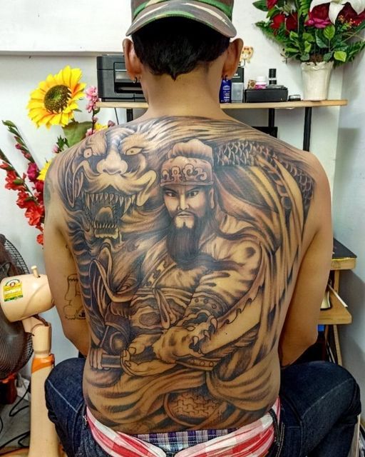 Hình xăm Quan Vũ và rồng kín lưng cực đẹp Hình xăm chiến binh và rồng trên lưng, phong cách cổ điển, chi tiết cao, độ phân giải HD.