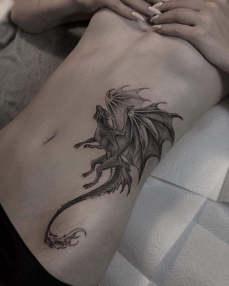 Hình xăm rồng bay ở eo cho khách Hình xăm rồng phong cách blackwork trên bụng, chi tiết tinh xảo, ảnh độ phân giải cao HD.