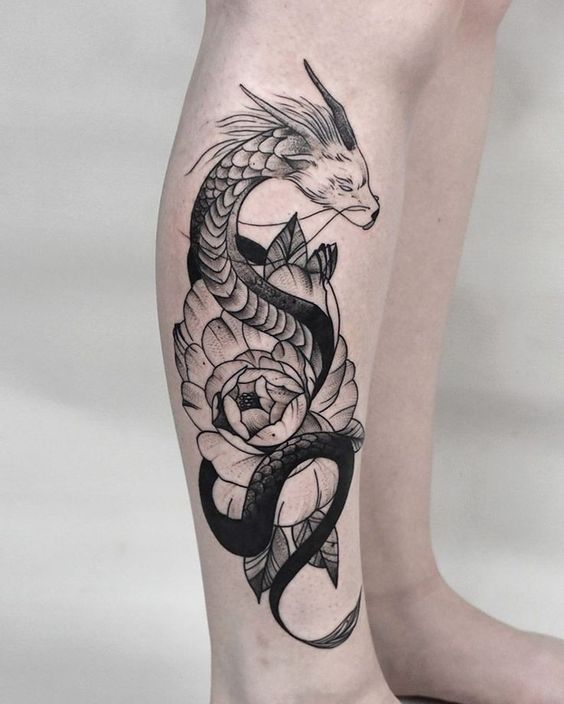 Hình xăm rồng và hoa trên chân, phong cách blackwork, chi tiết rõ nét, ảnh HD.