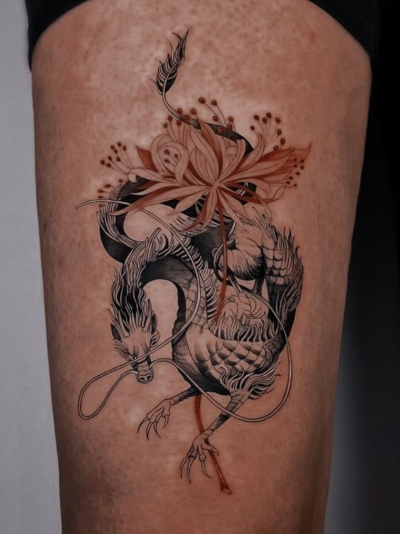 Hình xăm rồng và hoa trên đùi, phong cách blackwork, chi tiết sắc nét, độ phân giải HD.