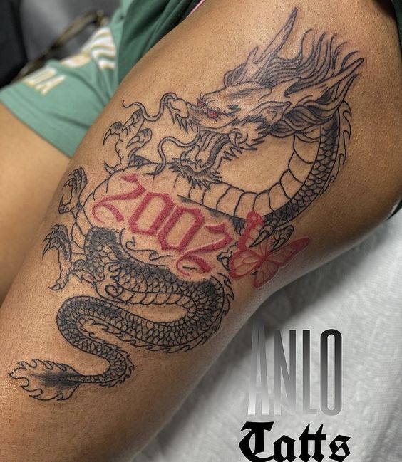 Hình xăm rồng trên bắp tay, phong cách blackwork, chi tiết cao, độ phân giải HD.