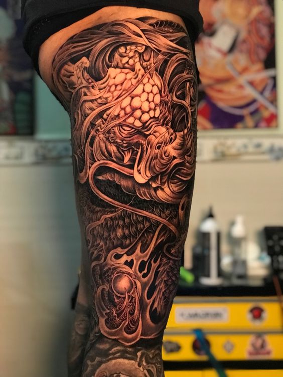 Hình xăm rồng blackwork chi tiết trên chân, phong cách cổ điển, ảnh độ phân giải HD.