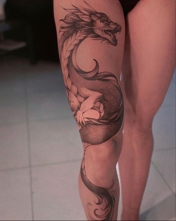 Hình xăm rồng blackwork trên chân, chi tiết tinh xảo, phong cách truyền thống, ảnh HD.