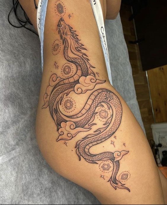 Hình xăm rồng phong cách blackwork trên đùi, chi tiết tinh xảo, độ phân giải cao.