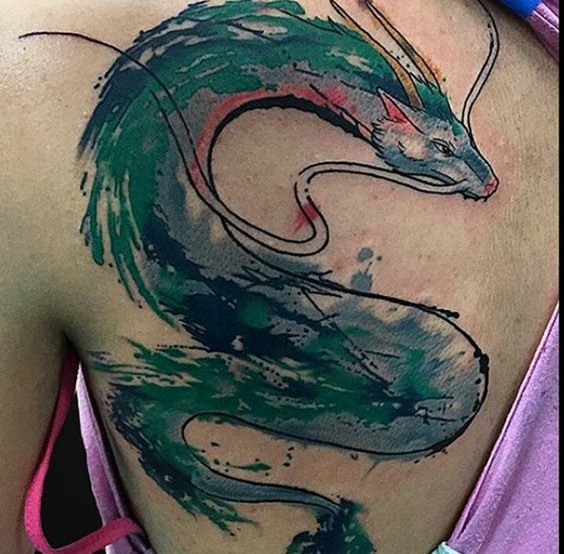 Hình xăm rồng màu nước trên lưng, phong cách nghệ thuật, chi tiết rõ nét, độ phân giải HD.