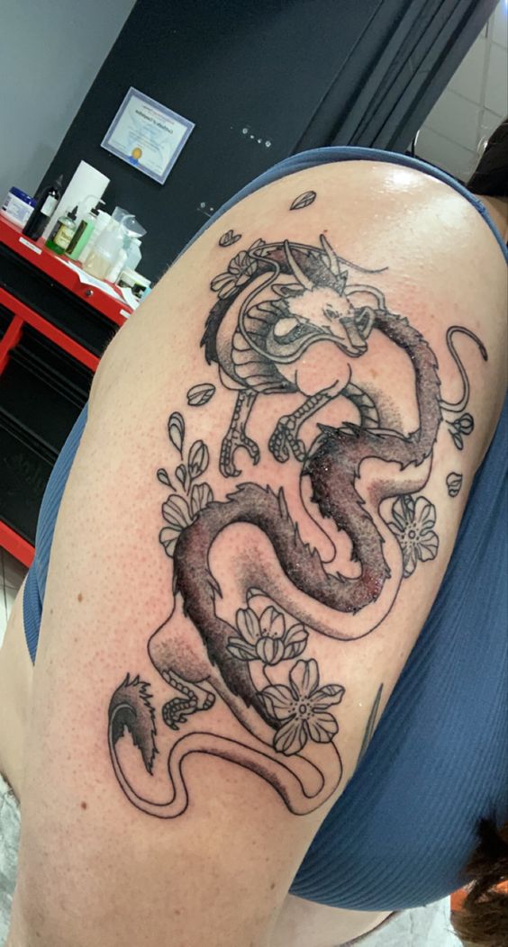 Hình xăm rồng phong cách blackwork trên bắp tay, chi tiết sắc nét, ảnh HD.
