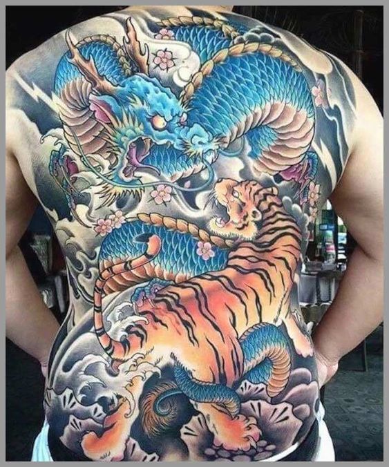 hình xăm rồng hổ đánh nhau kết hợp hoa anh đào Hình xăm rồng và hổ trên lưng, phong cách cổ điển, chi tiết sắc nét, độ phân giải HD.