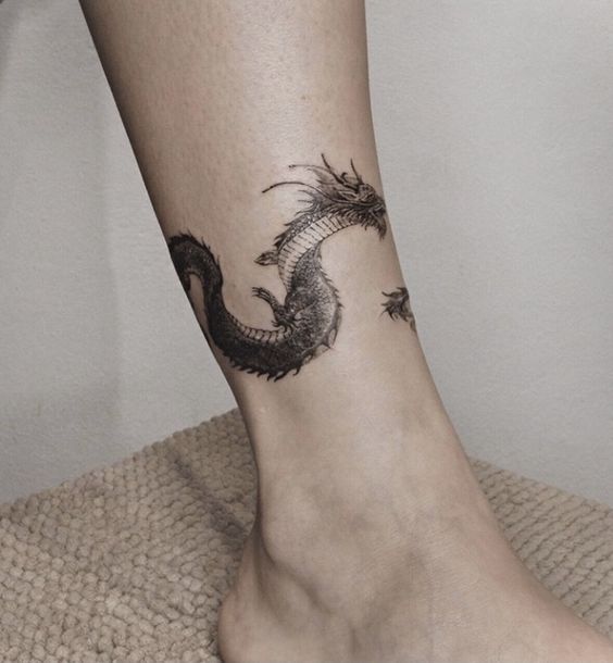 Hình xăm rồng trên cổ chân phong cách blackwork, chi tiết, ảnh HD.