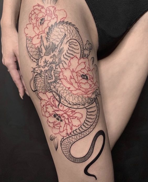 Hình xăm rồng và hoa trên đùi, phong cách blackwork, chi tiết cao, ảnh HD.