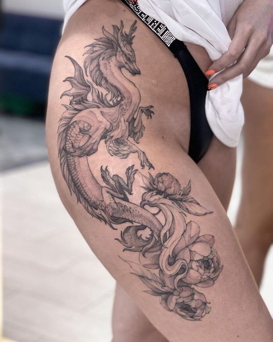 Hình xăm rồng blackwork chi tiết ở đùi, phong cách cổ điển, độ phân giải HD.