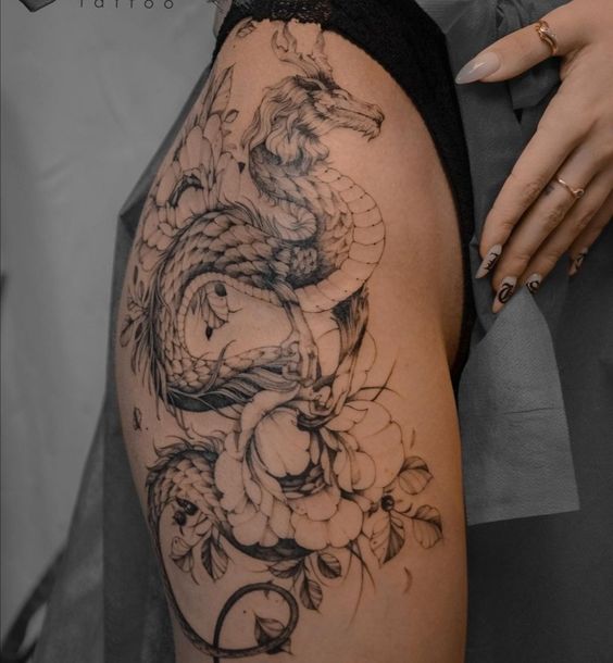 Hình xăm rồng trên cánh tay, phong cách blackwork chi tiết, ảnh HD.