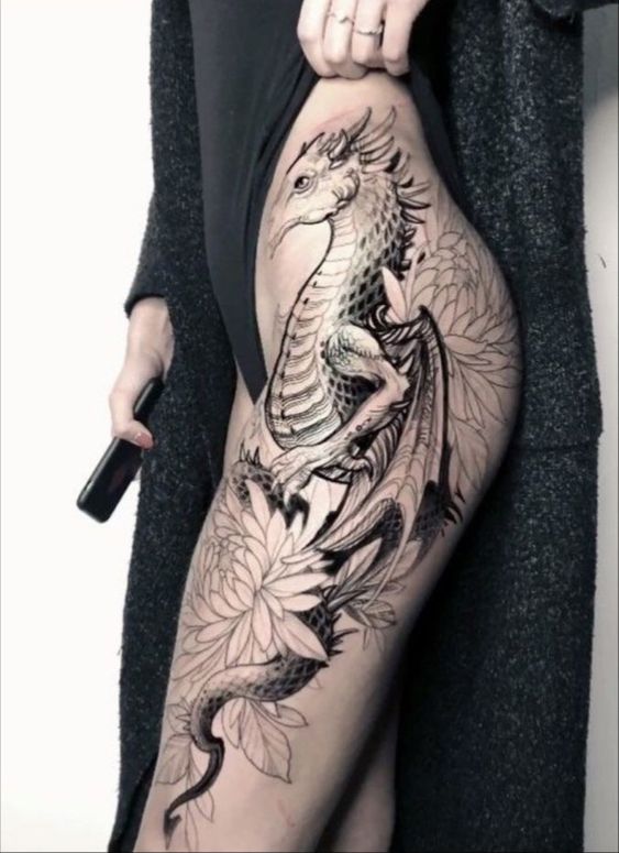Hình xăm rồng blackwork chi tiết trên đùi, phong cách cổ điển, độ phân giải HD.
