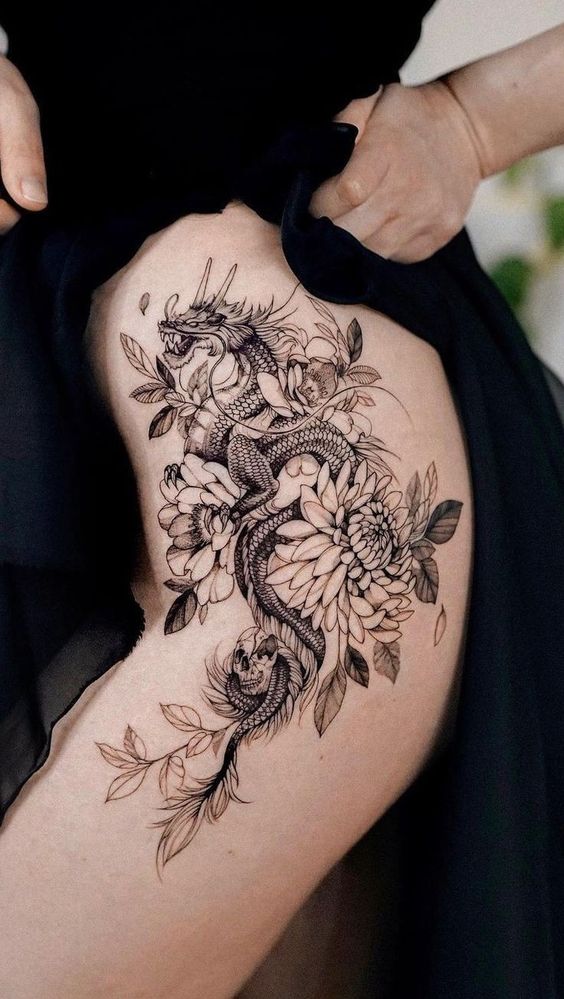 Hình xăm rồng blackwork chi tiết trên đùi, kết hợp hoa, phong cách cổ điển, độ phân giải HD.