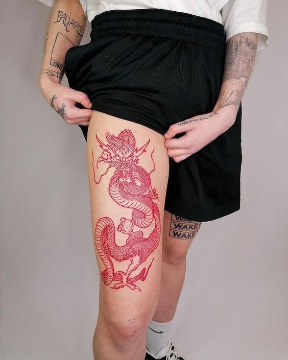 Hình xăm rồng đỏ phong cách blackwork trên đùi, chi tiết cao, ảnh chất lượng HD.