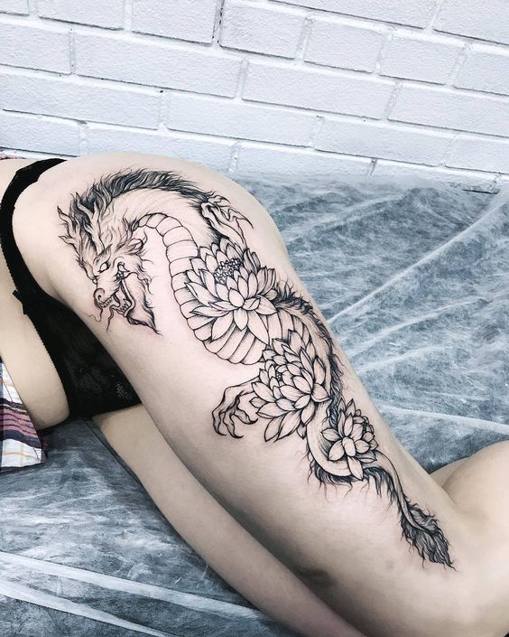 Hình xăm rồng và hoa, phong cách blackwork, trên đùi, chi tiết rõ nét, ảnh HD.