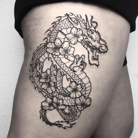 Hình xăm rồng hoa trên đùi, phong cách blackwork chi tiết, ảnh HD.