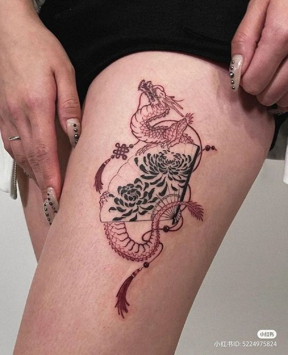 Hình xăm rồng và hoa trên đùi, phong cách kết hợp blackwork, chi tiết sắc nét, ảnh HD.